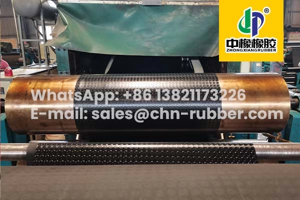 piso emborrachado moeda preto