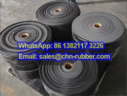 Bulk factory-direct rubber sealing strips Industrial rubber strips in large coils for conveyor skirting or gasketing