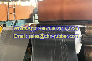 Linha de montagem industrial realizando a vulcanização de borracha de alta resistência Fabricação de borracha industrial