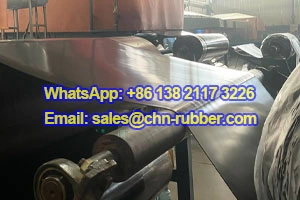 Máquina de vulcanização operando na fabricação de folhas de borracha neoprene Produção industrial de borracha CR
