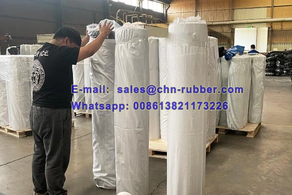 Embalaje y Despacho de Placas de Caucho EPDM Rollos de goma EPDM embalados en palets para exportación mayorista a Latinoamérica